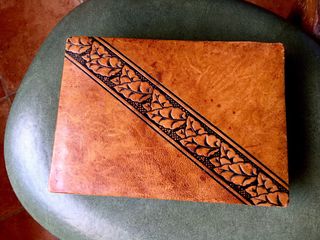 Caja antigua de cuero genuino repujado; siglo XXe