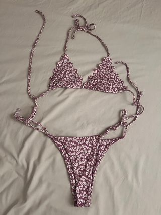 Bikini floral morado y blanco