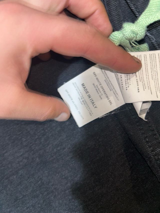 Chaqueta Off-White Negra con Logo Drip