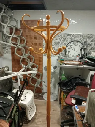 Perchero de madera estilo clásico