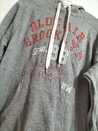 Sudadera Gris con Estampado Brooklyn