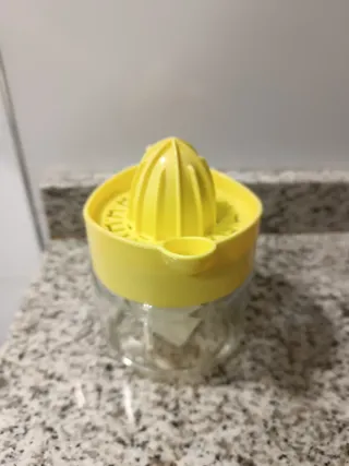Exprimidor de cítricos amarillo