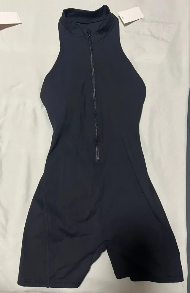 Mono deportivo con cremallera