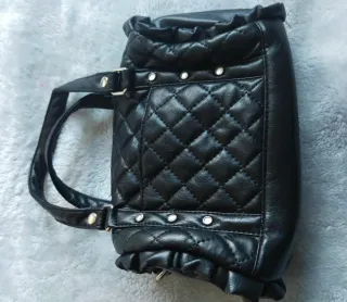 Bolso negro acolchado pequeño