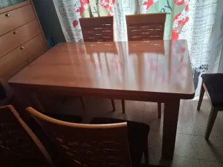 Mesa de comedor de madera extensible.