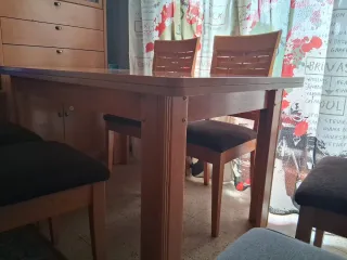 Mesa de comedor de madera extensible.
