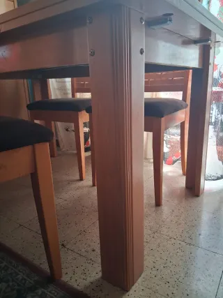 Mesa de comedor de madera extensible.