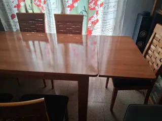 Mesa de comedor de madera extensible.