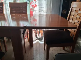 Mesa de comedor de madera extensible.