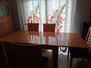 Mesa de comedor de madera extensible.
