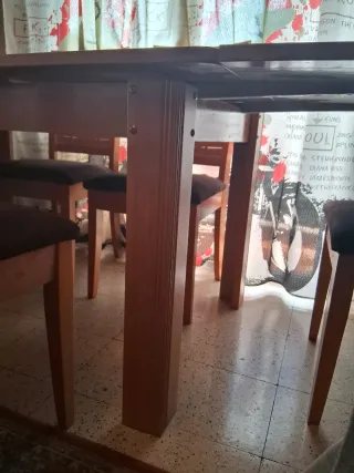 Mesa de comedor de madera extensible.