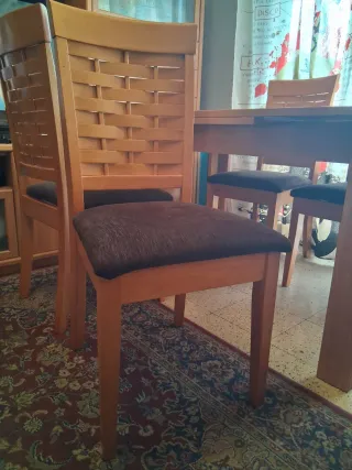 Mesa de comedor de madera extensible.