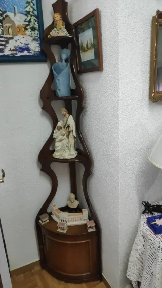 Esquinera de madera con figuras