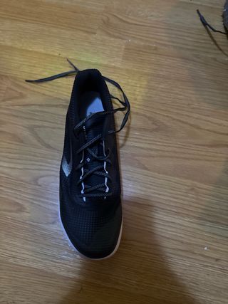 Zapatillas con clavos negras y blancas