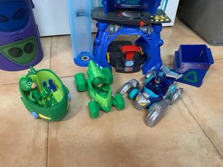 Casa PJ Masks con Figuras y Vehículos.