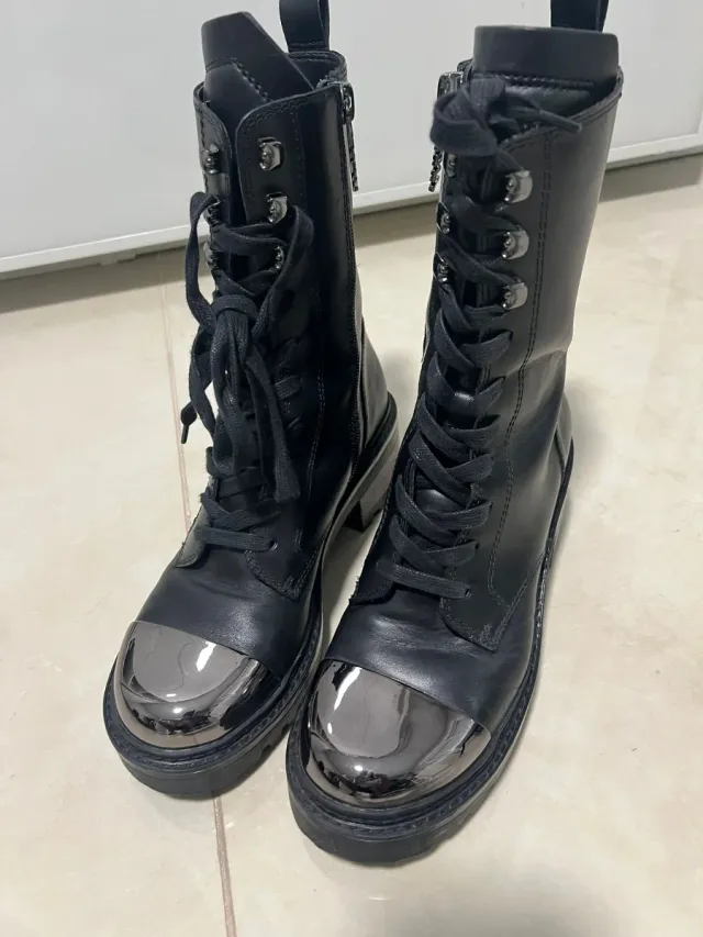 Botas negras con puntera plateada