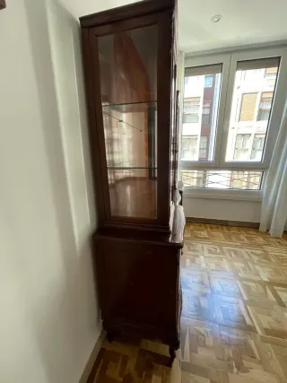 Vitrina clásica de madera con puertas de cristal