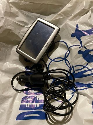 GPS TomTom con cargador de coche