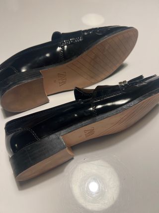 Mocasines ZARA negros charol con borlas doradas – 