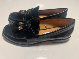 Mocasines ZARA negros charol con borlas doradas – 