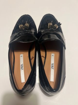 Mocasines ZARA negros charol con borlas doradas – 