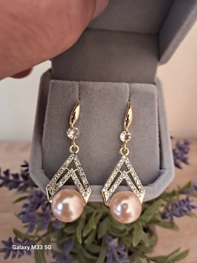 Orecchini pendenti con perle e strass