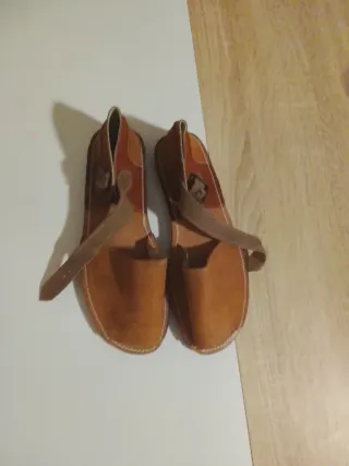 Sandalias planas de cuero