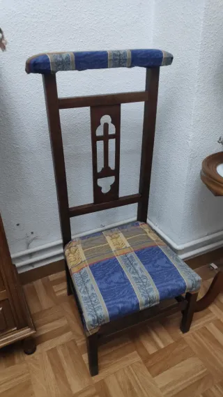 Reclinatorio de madera con asiento y respaldo