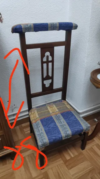 Reclinatorio de madera con asiento y respaldo
