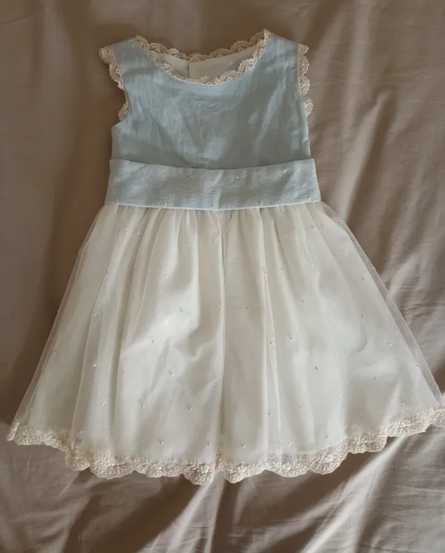 Vestido de ceremonia blanco y azul