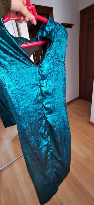 Vestido verde azulado con abertura