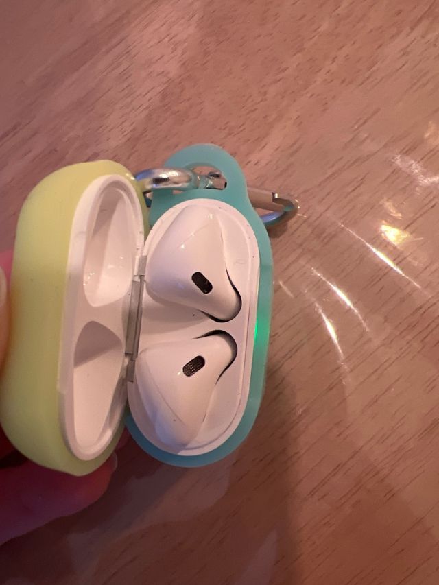 AirPods con funda azul y amarilla