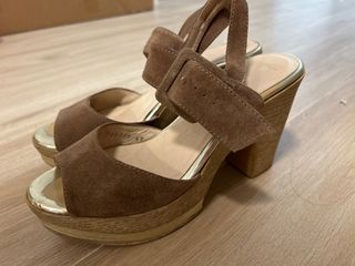 Zapatos de tacón de piel marrón y dorado