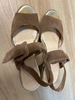Zapatos de tacón de piel marrón y dorado