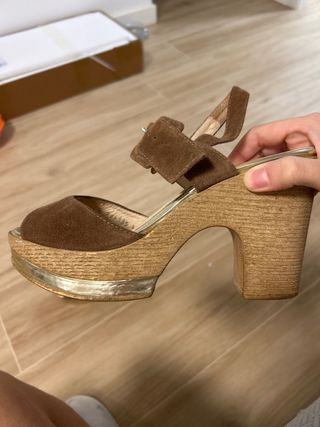 Zapatos de tacón de piel marrón y dorado