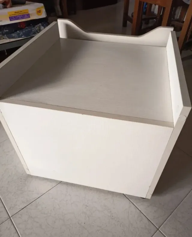 Mesa de noche de madera blanca
