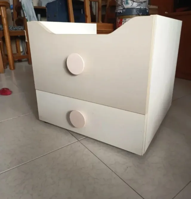 Mesa de noche de madera blanca