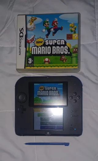 Nintendo 2DS con copertina e 2 giochi