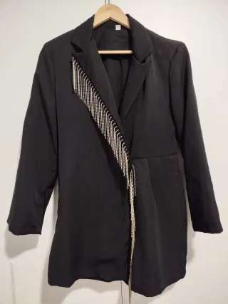Vestido negro con flecos plateados