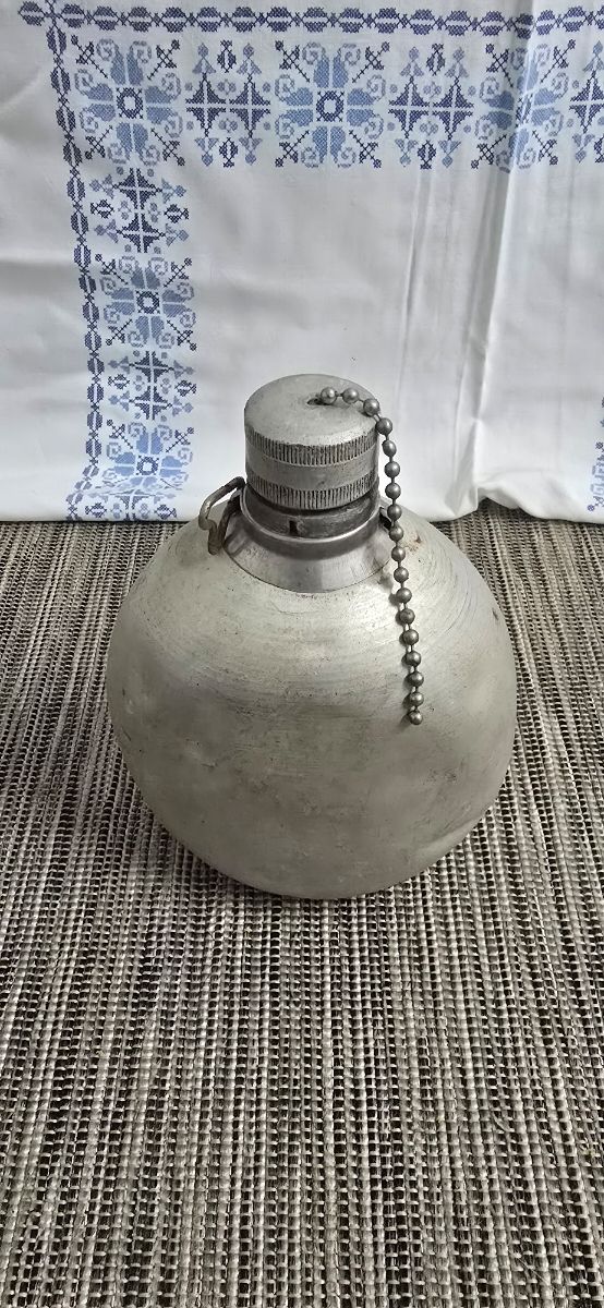 Cantimplora antigua de metal