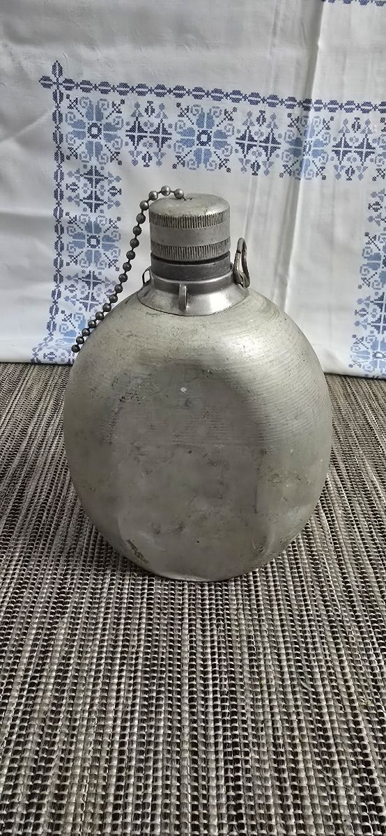 Cantimplora antigua de metal