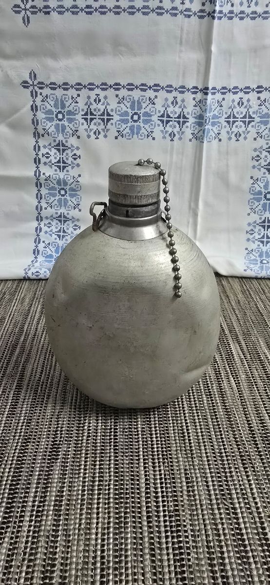 Cantimplora antigua de metal