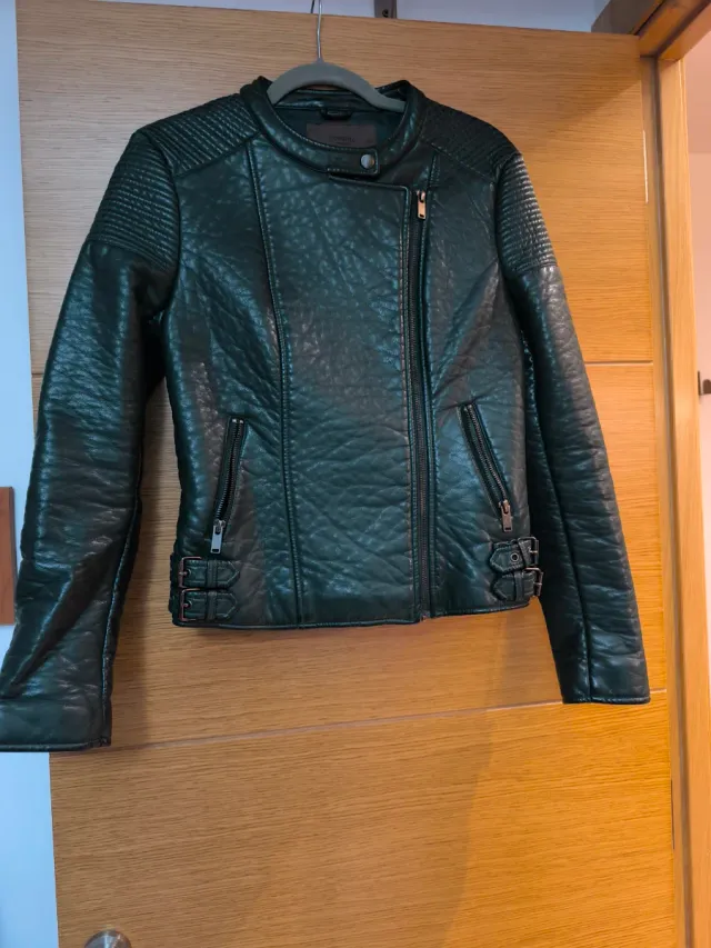 Cazadora efecto piel color verde