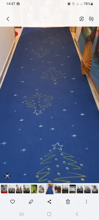 Tappeto natalizio blu con alberi verdi