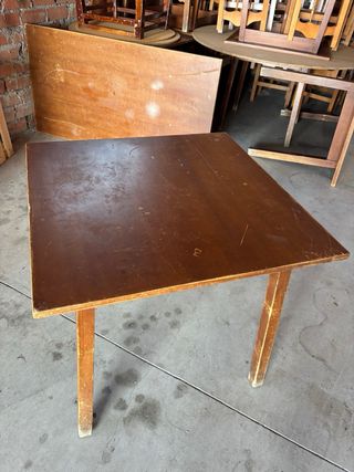 Sillas y mesas de madera 
