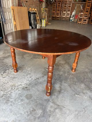 Sillas y mesas de madera 