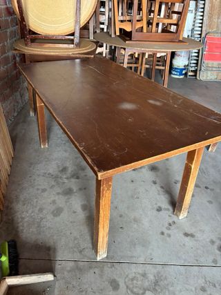 Sillas y mesas de madera 