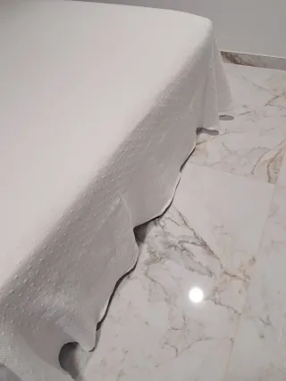 Colcha blanca de tela
