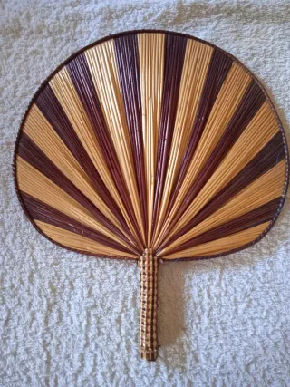 Abanico de bambú y mimbre