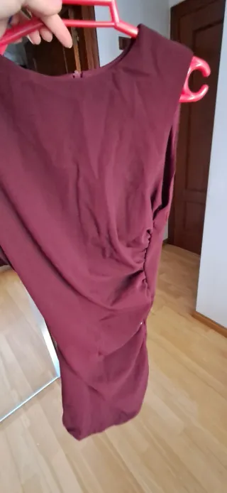 Vestido rojo vino con fruncido lateral